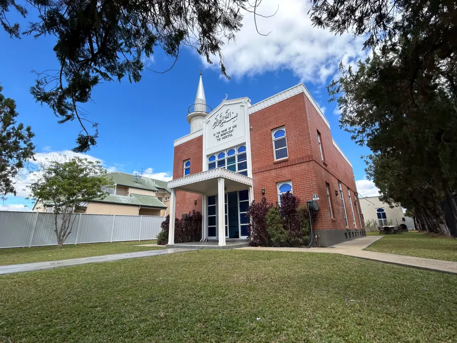 Mosque in Mareeba, Queensland, under a blue sky